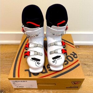 Child ski boots size 19.5 Rossignol Hero Ski Boots Kids 235mm size 12/13 shoe